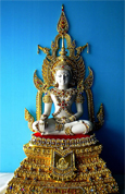 สมเด็จองค์ปฐม ทรงเครื่องพระเจ้าจักรพรรดิ เนื้อเรซิ่น ขนาดหน้าตัก ๙ นิ้ว ปิดทองประดับเพชรหลากสี
