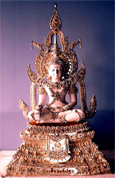 สมเด็จองค์ปฐม ทรงเครื่องพระเจ้าจักรพรรดิ เนื้อเรซิ่น ขนาดหน้าตัก ๙ นิ้ว ปิดทองประดับเพชร