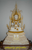 สมเด็จองค์ปฐม ทรงเครื่องพระเจ้าจักรพรรดิ เนื้อเรซิ่น ขนาดหน้าตัก ๙ นิ้ว สีขาวปัดทอง